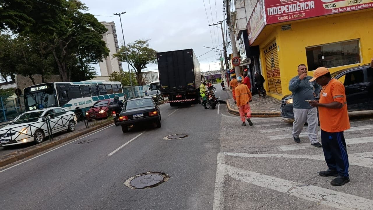 Motociclista morre após se envolver em acidente com um caminhão em Jacareí