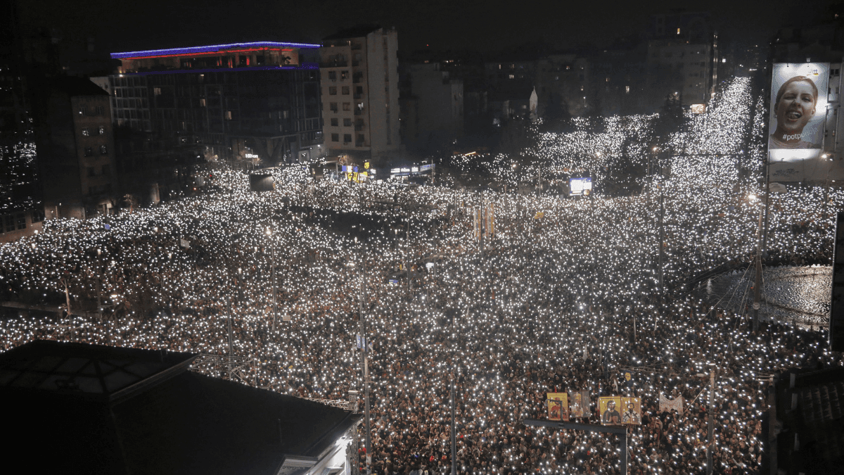 Manifestantes nas ruas de Belgrado, na Sérvia 