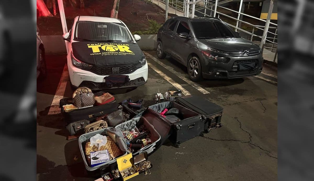 Objetos apreendidos estavam nos carros