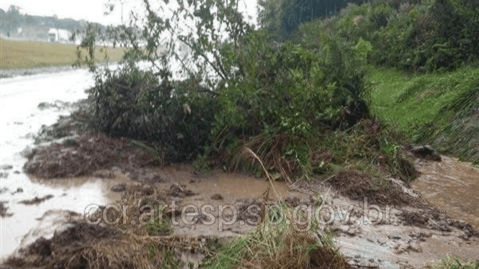A terra cobriu parte da pista e acostamento 