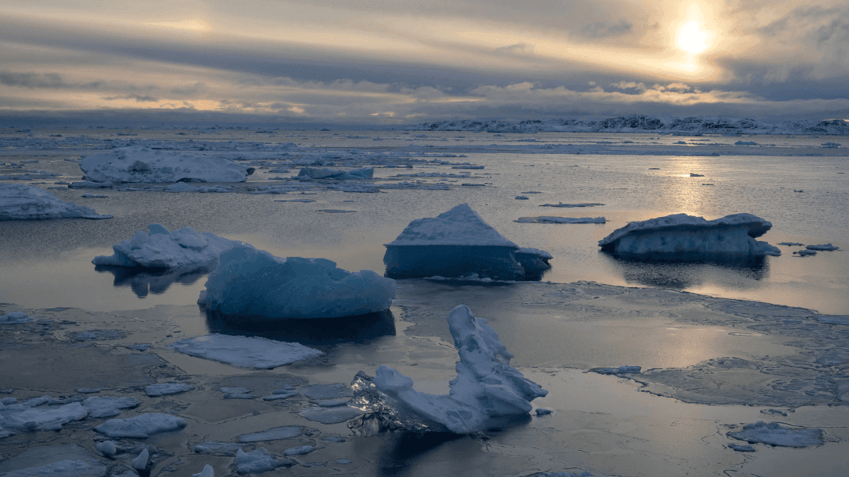 Gelo flutuando no oceano em Nuuk, na Groenlândia