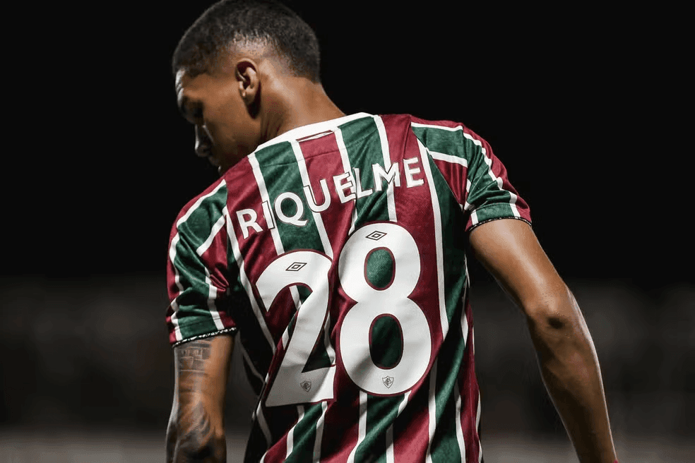 O atacante Riquelme deve desfalcar o Fluminense