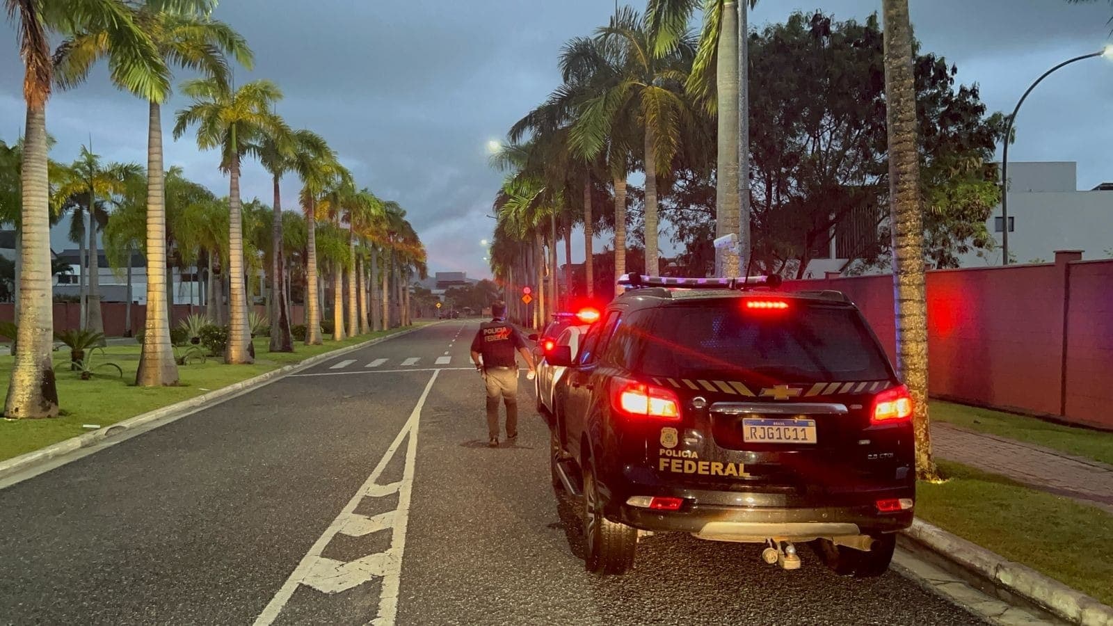 Os agentes cumprem 14 mandados de busca e apreensão na Barra da Tijuca e no Recreio