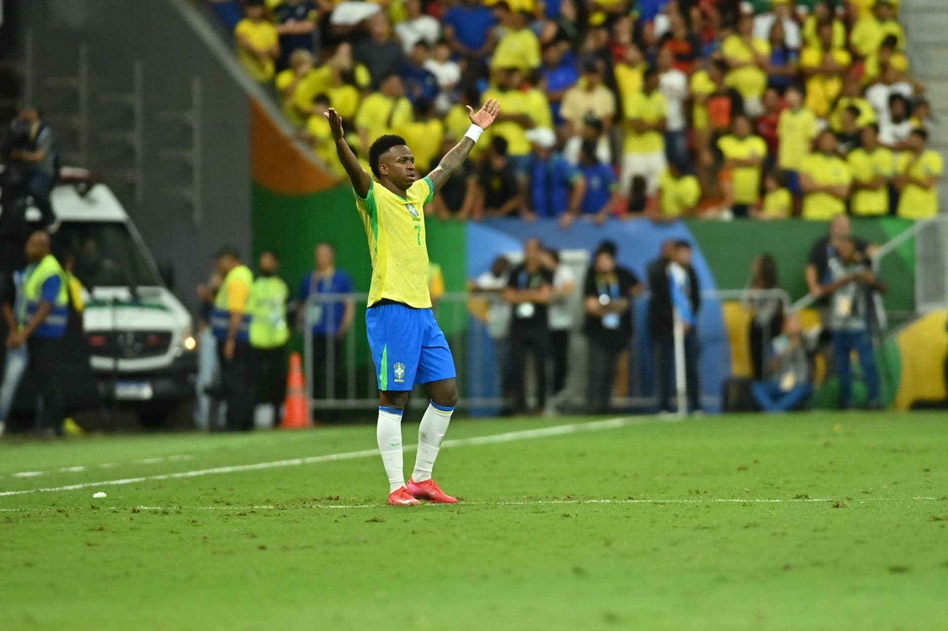 Vini Jr. no jogo contra a Colômbia