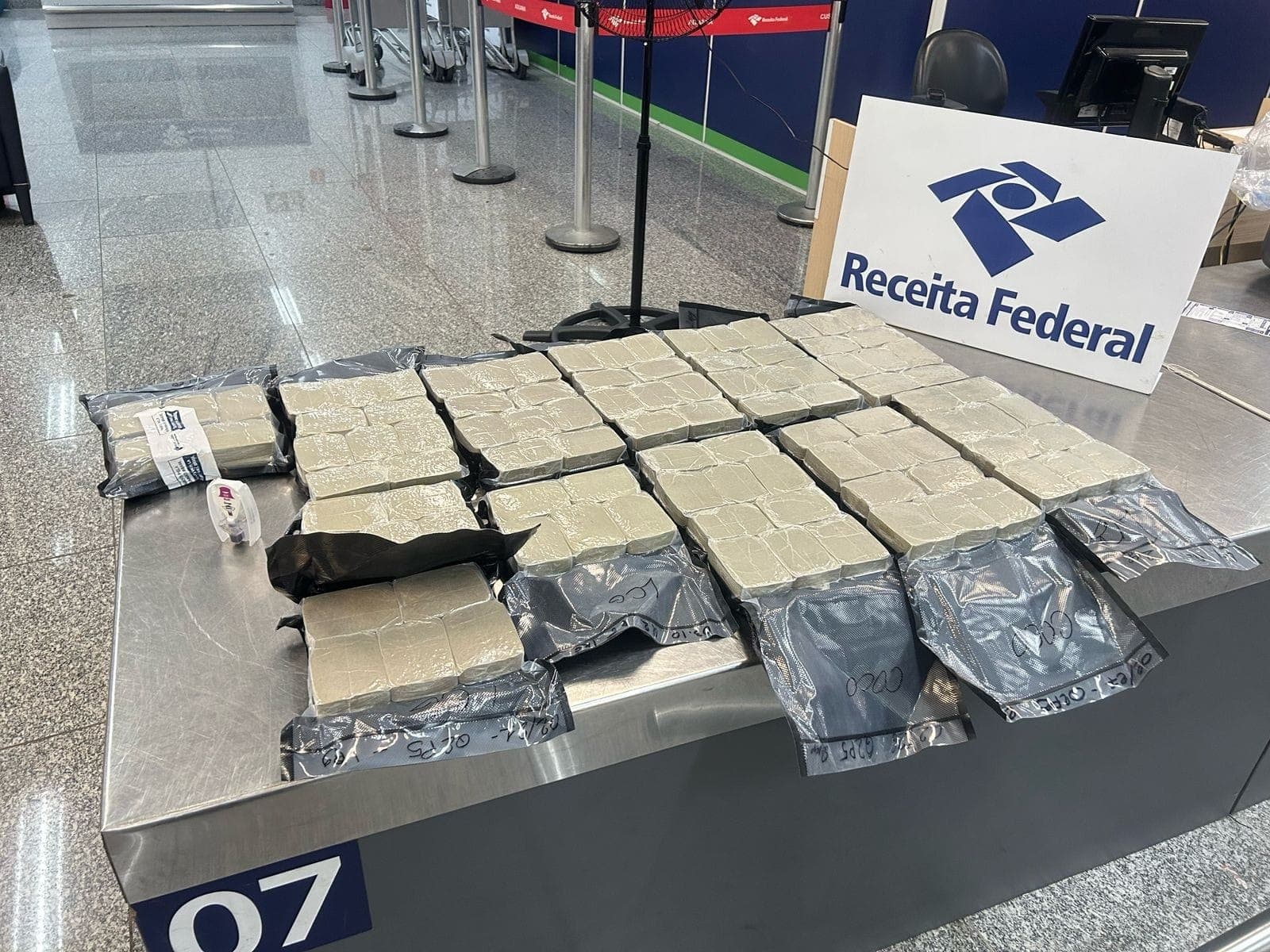 O americano confirmou ser o proprietário da mala, mas negou o conhecimento da substância