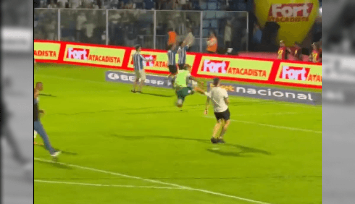 Jogador deu uma voadora nas costas do torcedor