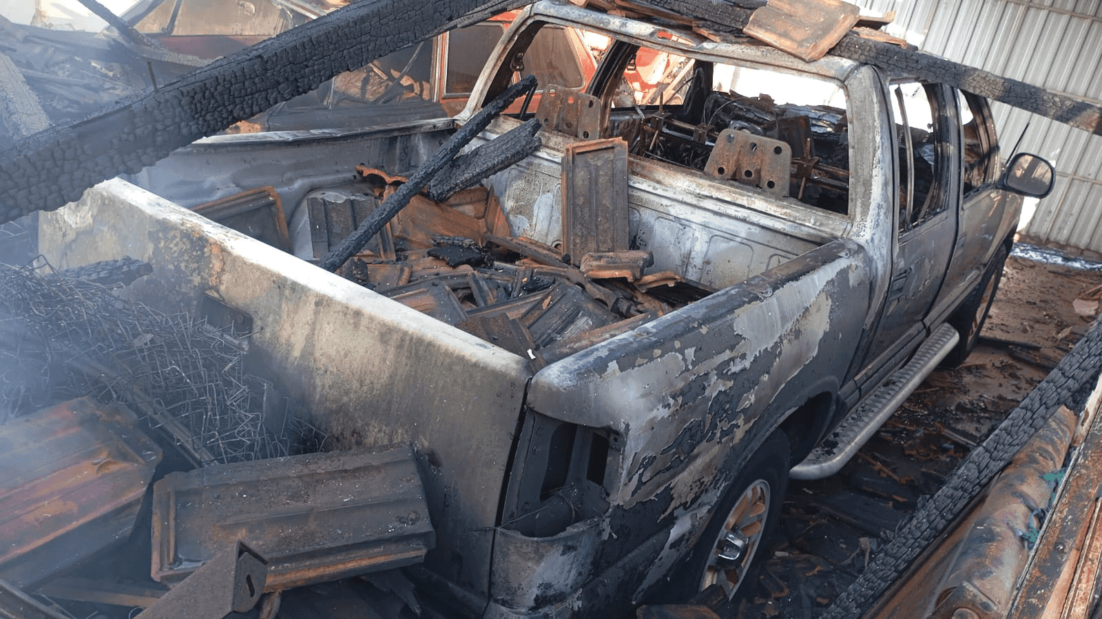Dois veículos também foram destruídos pelo fogo