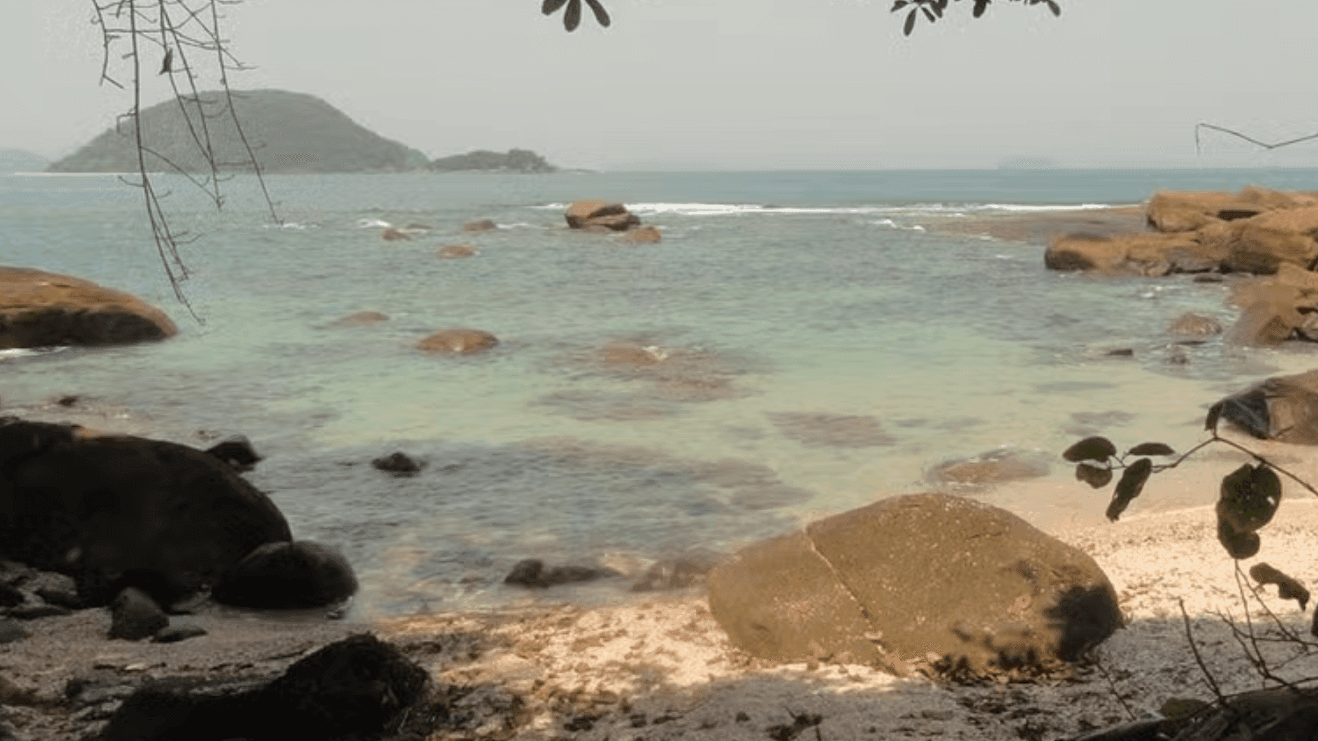 Bombeiros retomam buscas por homem que se afogou em praia de Ubatuba