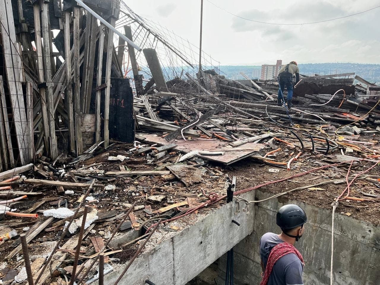 Prefeitura de Taubaté realiza retirada de materiais de prédio abandonado na Vila Nogueira