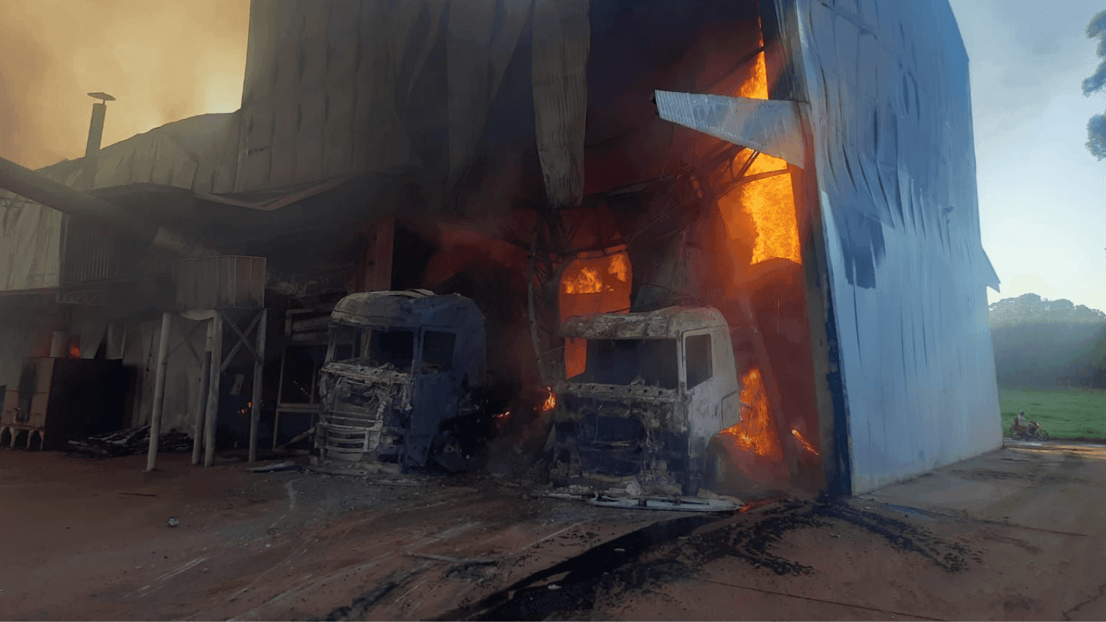 Quatro caminhões foram destruídos pelo fogo