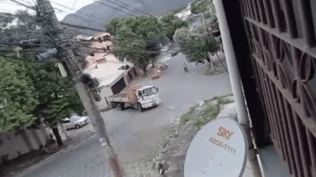 Caminhão invade casa