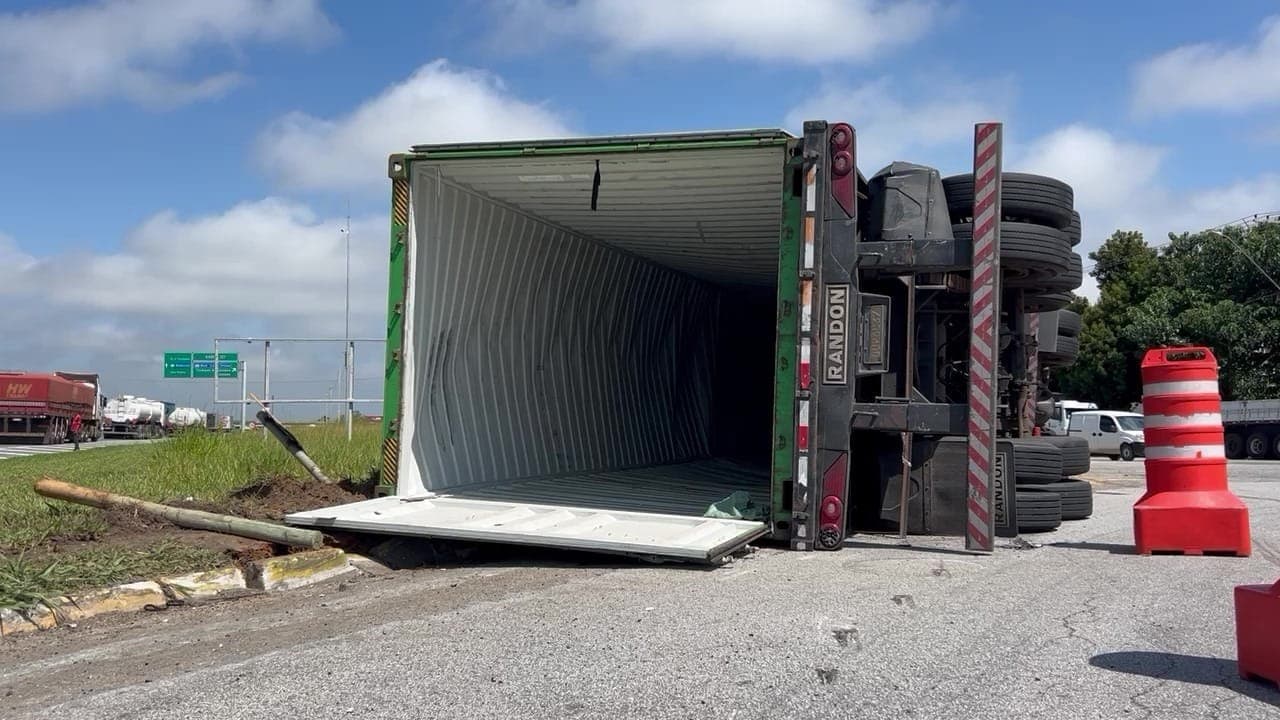 Carreta com eletrônicos tomba e causa lentidão na Dutra em Taubaté