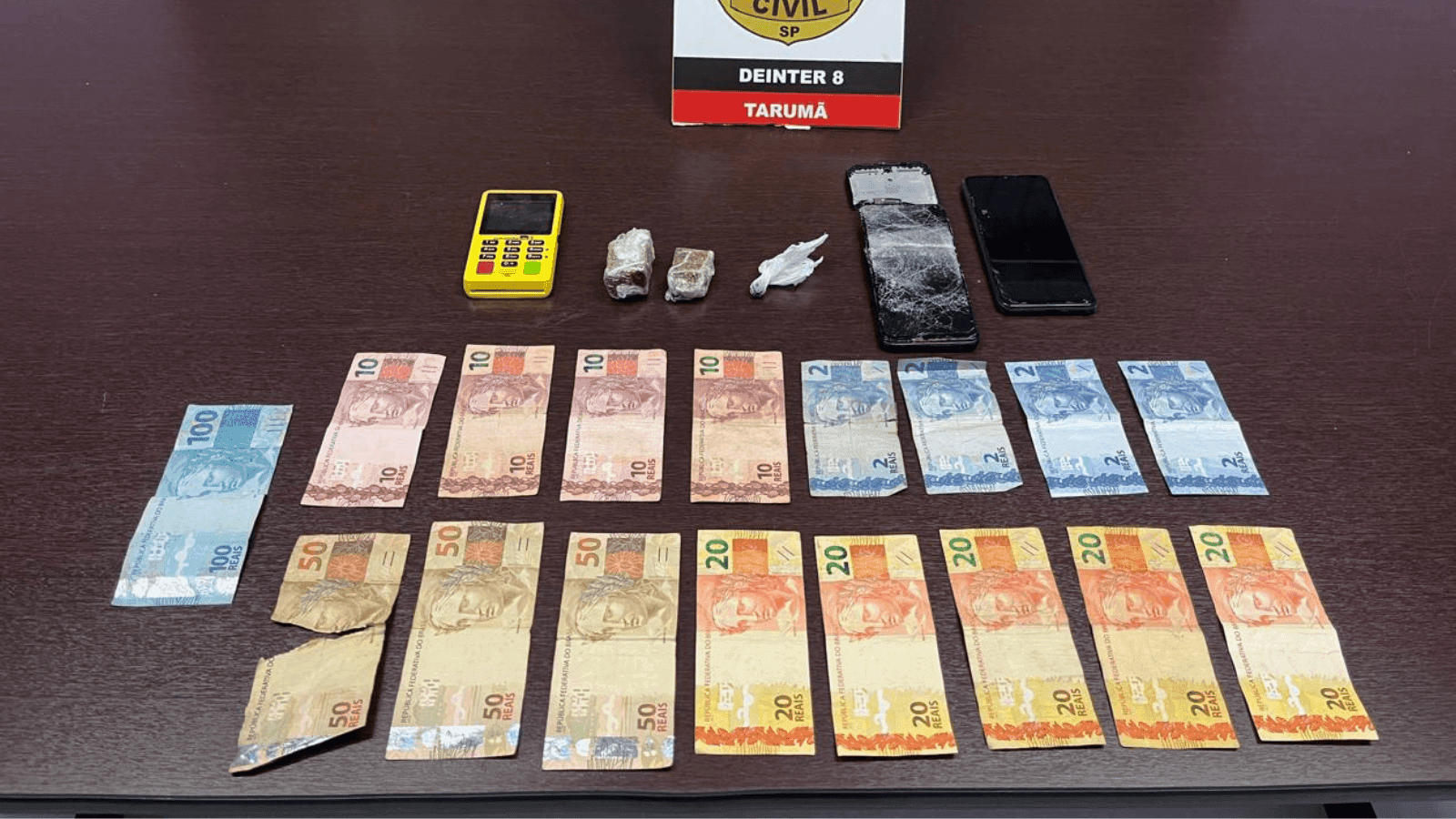 Foram apreendidas porções de maconha e haxixe