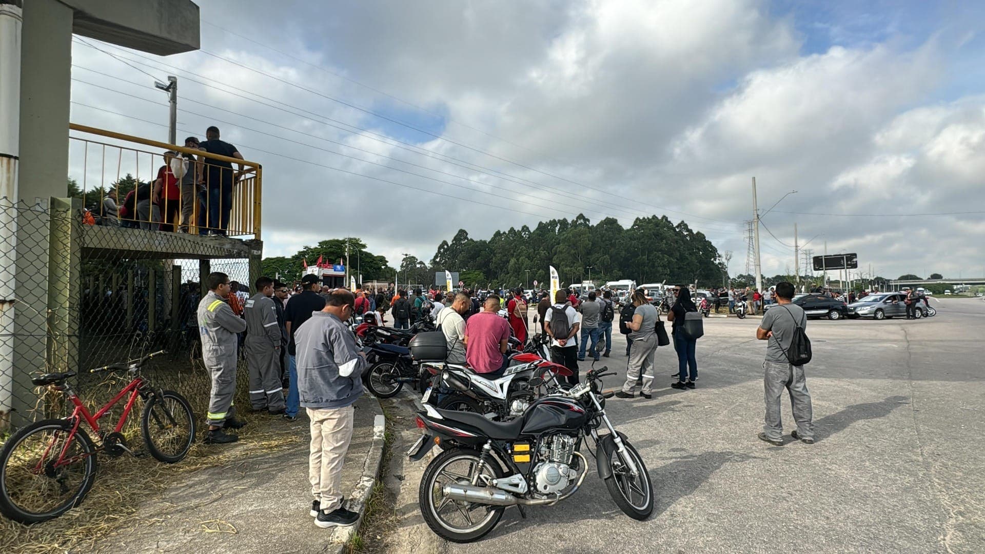 Petroleiros da Revap realizam greve na manhã desta quarta-feira (26) em São José dos Campos