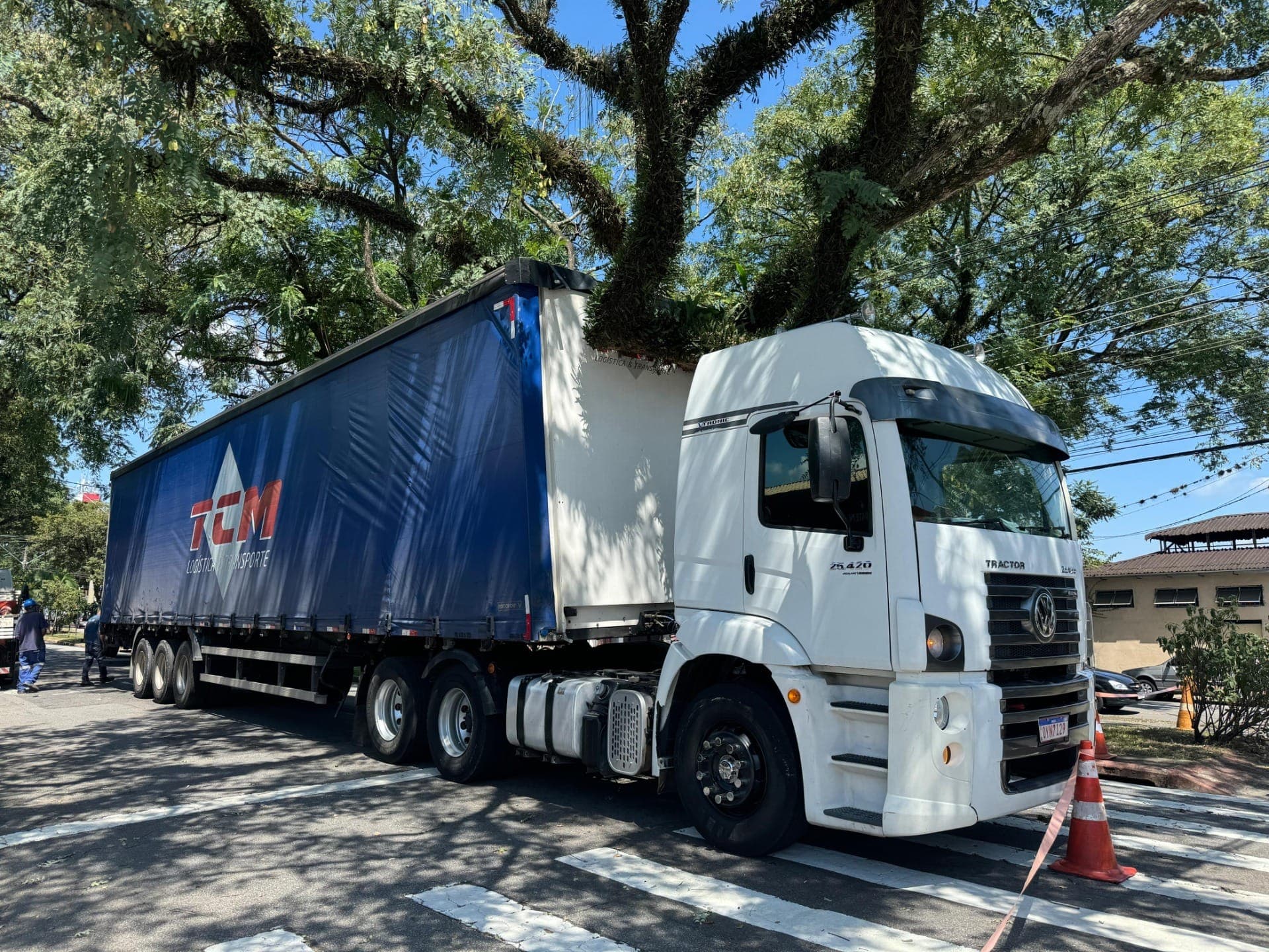 Caminhão bloqueia Av Andrômeda em SJCampos