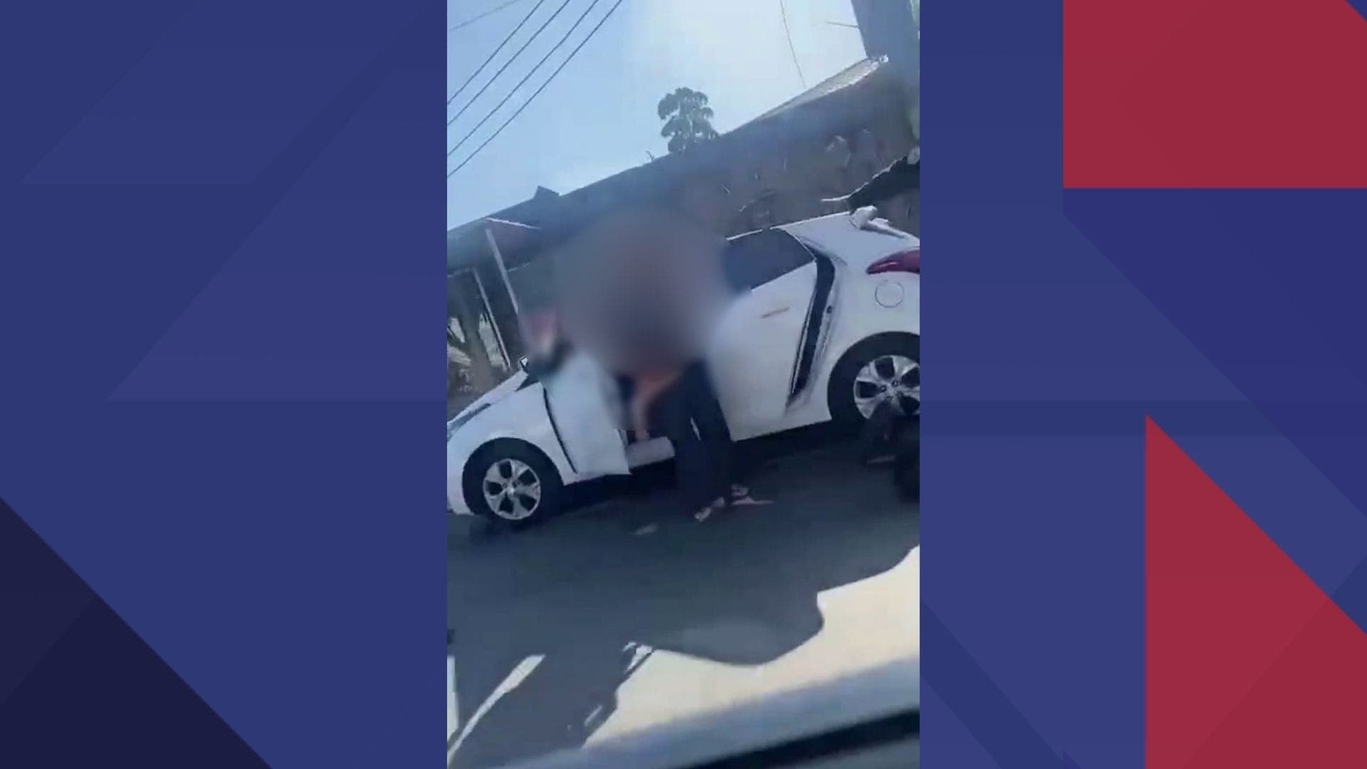 Momento da vítima sendo resgatada pela PM