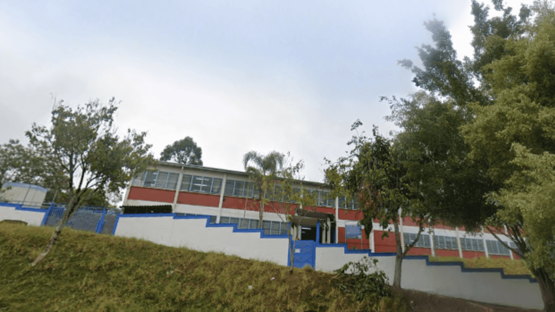 Adolescente de 15 anos é detido após levar arma carregada para escola em São José dos Campos