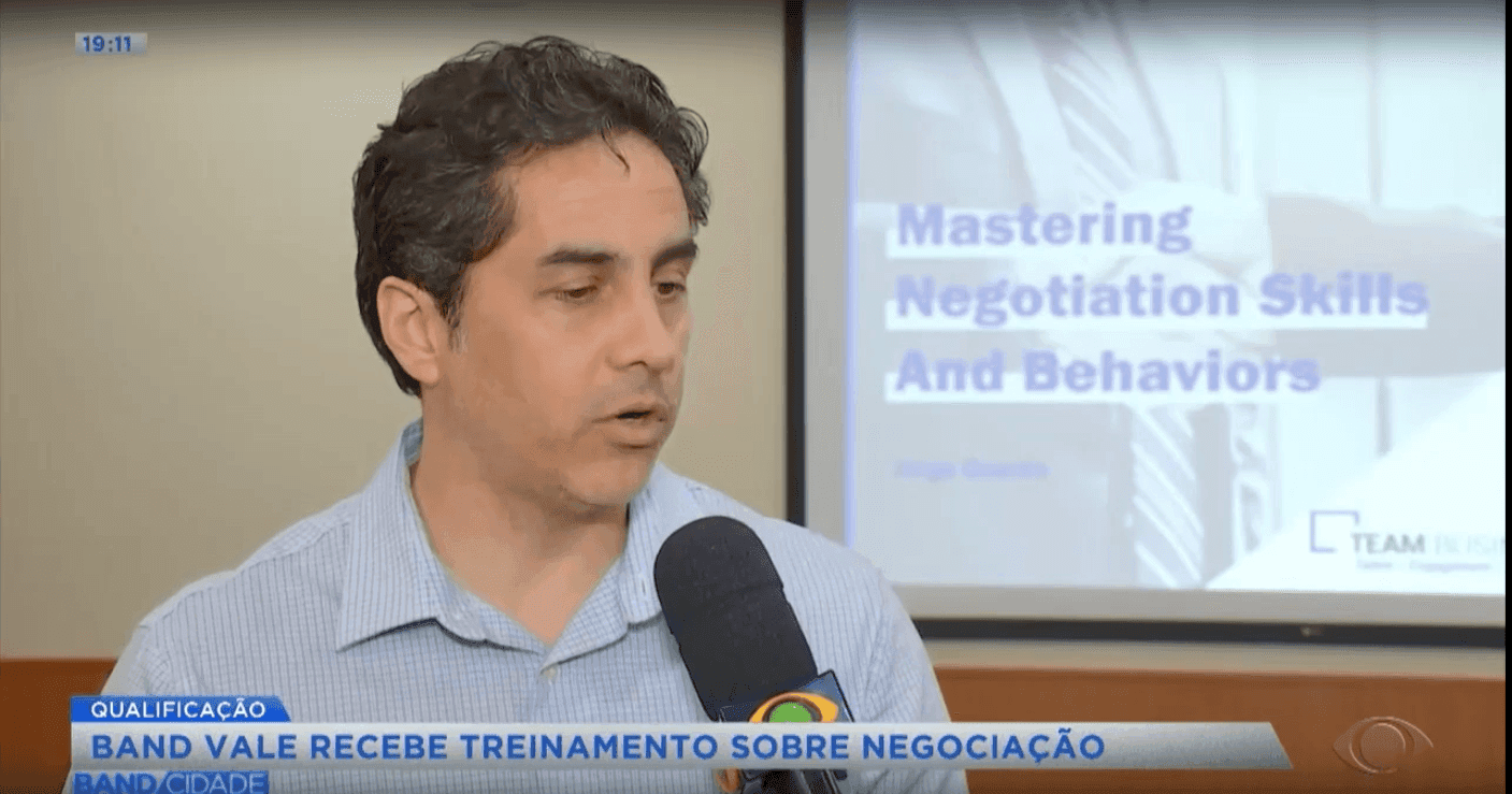 Equipe comercial da Band Vale participa de treinamento sobre negociação