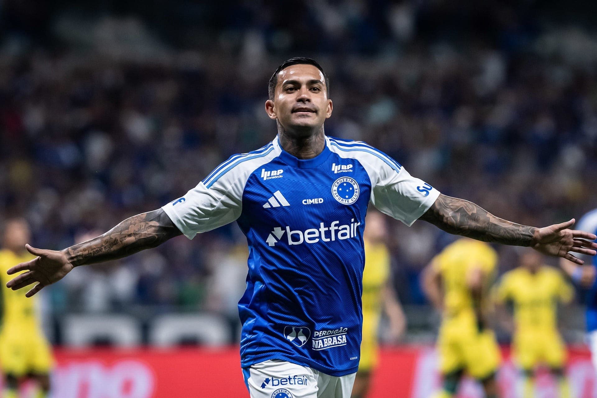 Dudu comemora gol pelo Cruzeiro contra o Mirassol