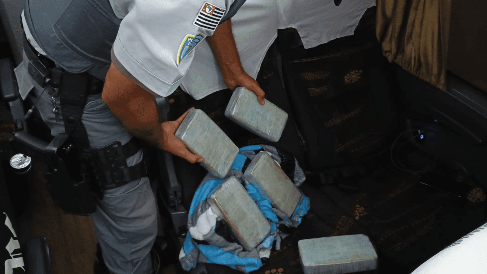 A droga estaca escondida dentro de um ônibus