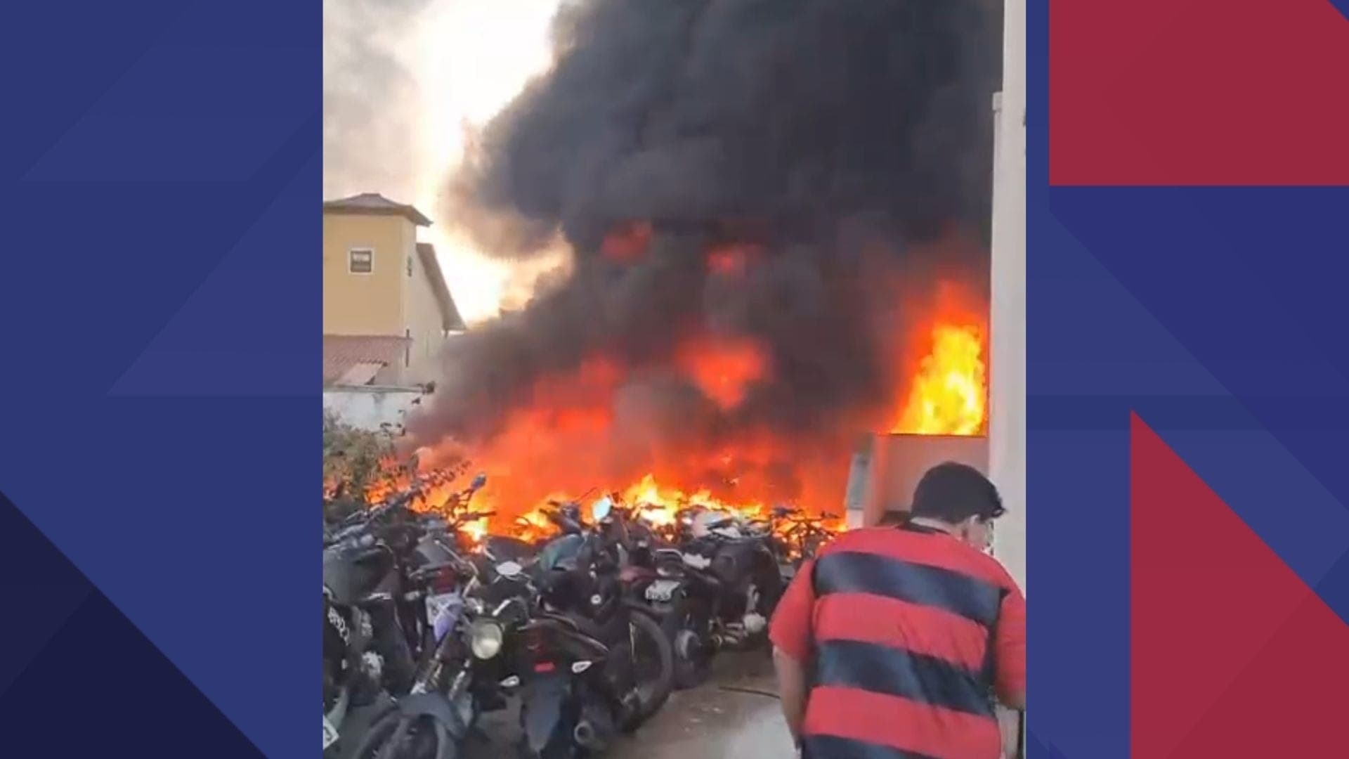 Dezenas de motocicletas e um veículo foram incendiados