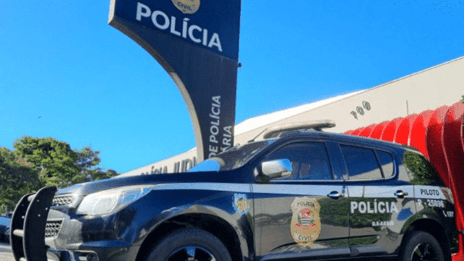 O suspeito perseguiu a ex-mulher até a polícia 