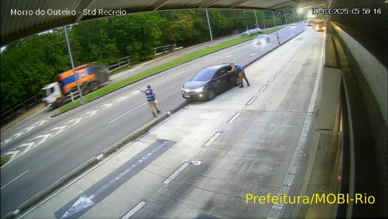 Homem dirige na calha do BRT