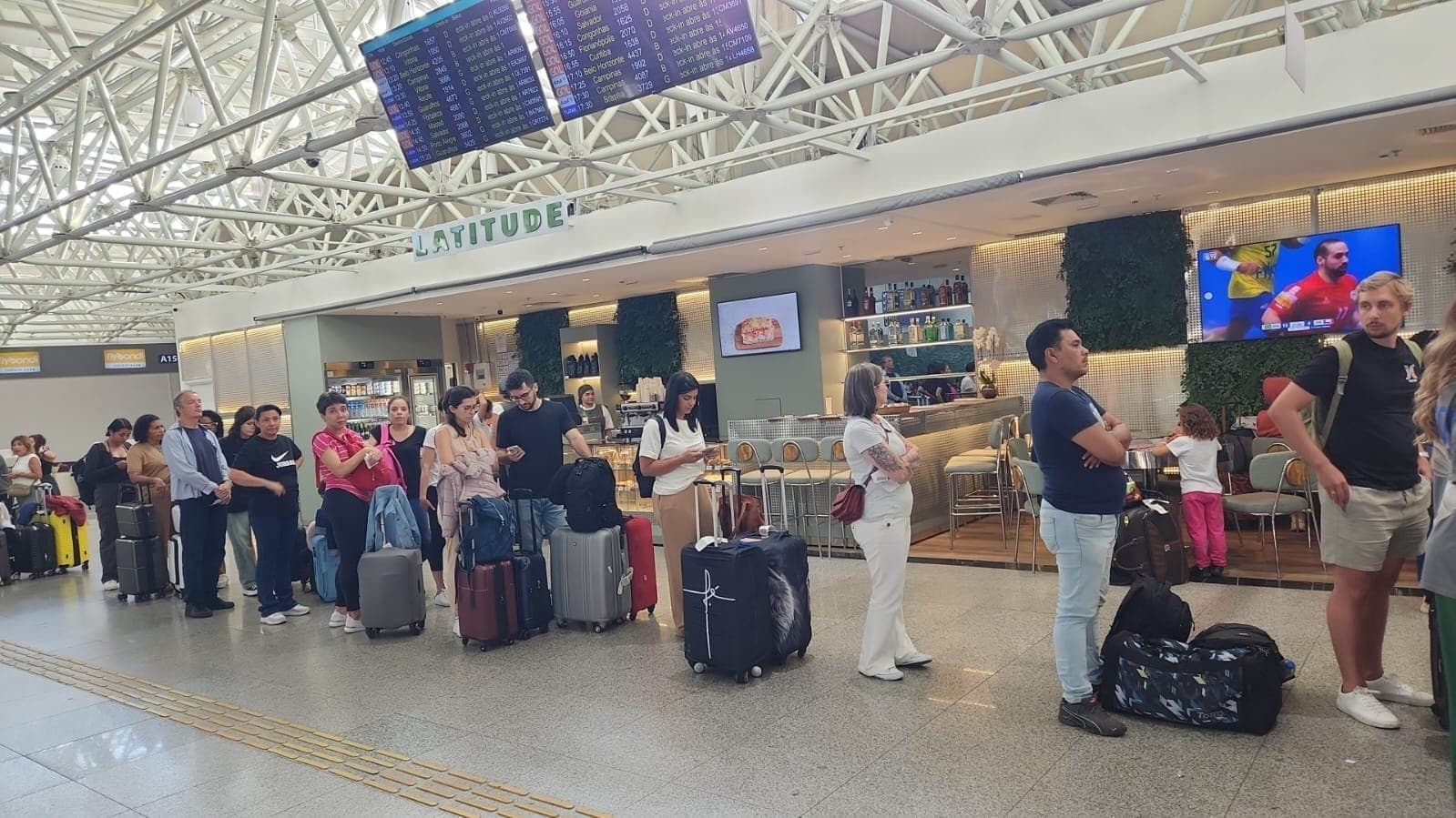 Passageiros de um voo da companhia aérea Azul ficam quase 5 horas na fila de espera