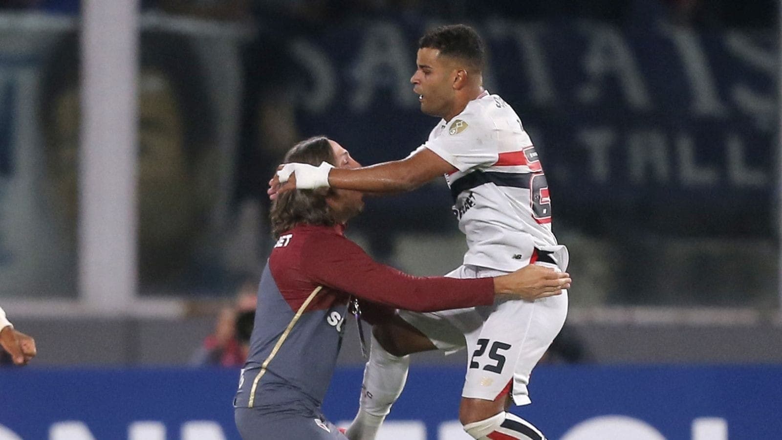 Alisson e Zubeldía comemoram gol do São Paulo