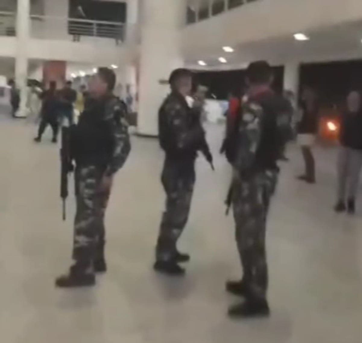 Policiais dentro da UEPB após ataque
