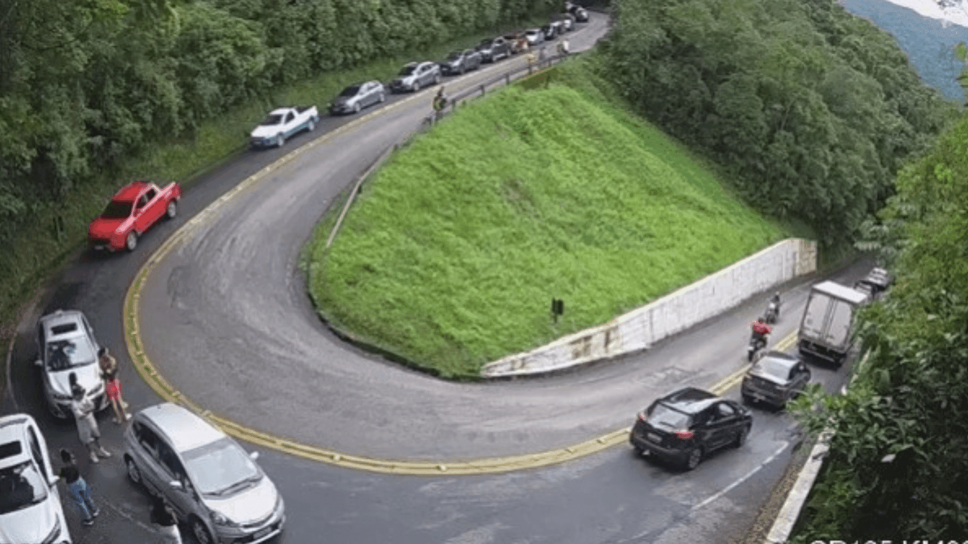 Rodovia Oswaldo Cruz é interditada por conta de vazamento de óleo na pista em Ubatuba