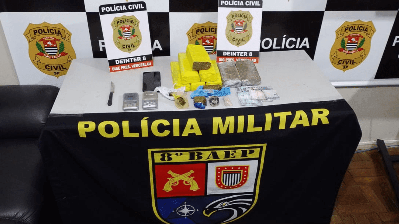 Foram apreendidos dinheiro e porções de drogas