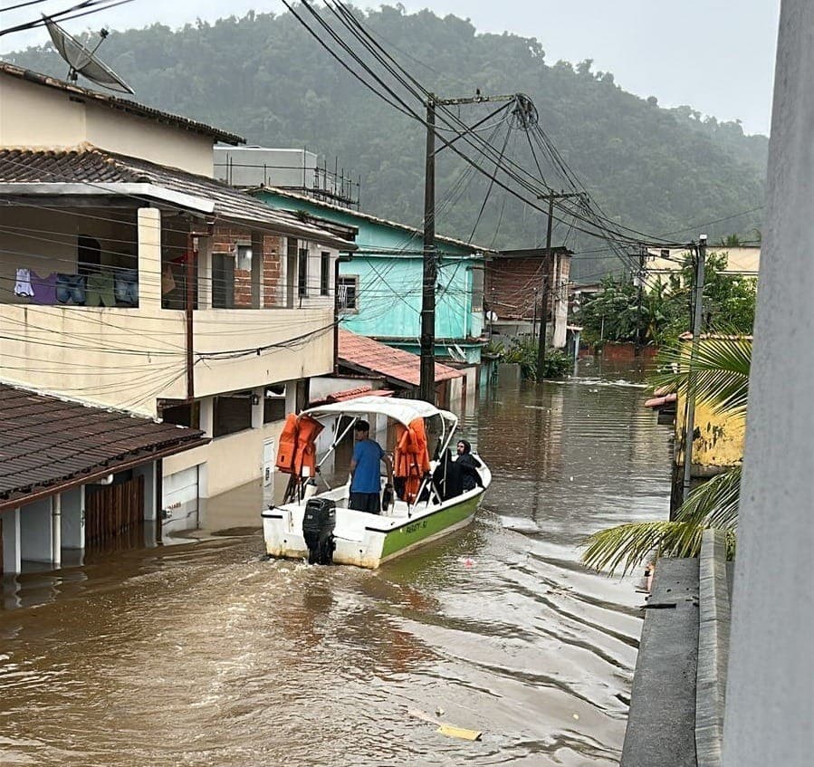 Ruas ficaram alagadas