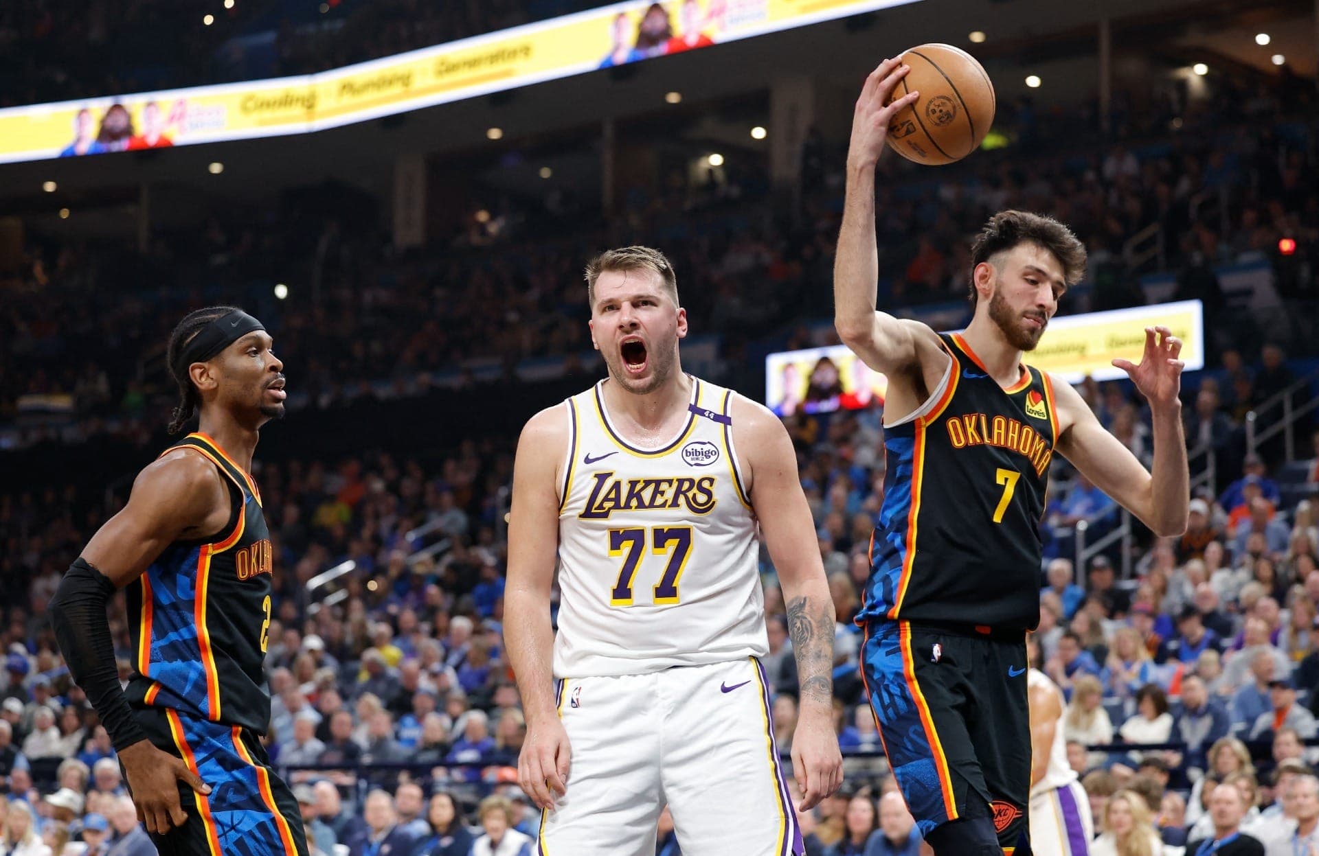 Doncic em ação durante vitória dos Lakers