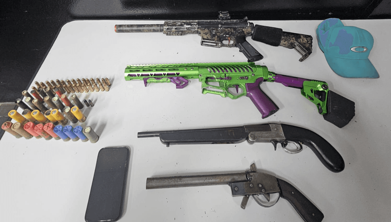 Foram apreendidas armas legítimas e falsas 