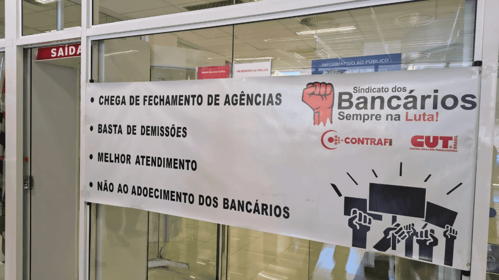 O protesto é contra fechamento de agências