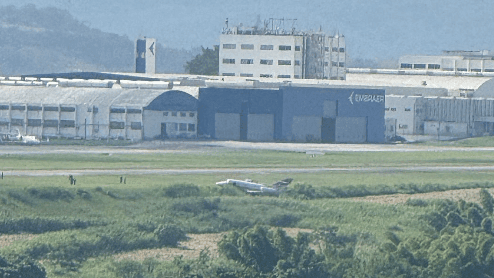 Avião da Força Aérea Brasileira sai da pista durante pouso em Aeroporto de São José dos Campos