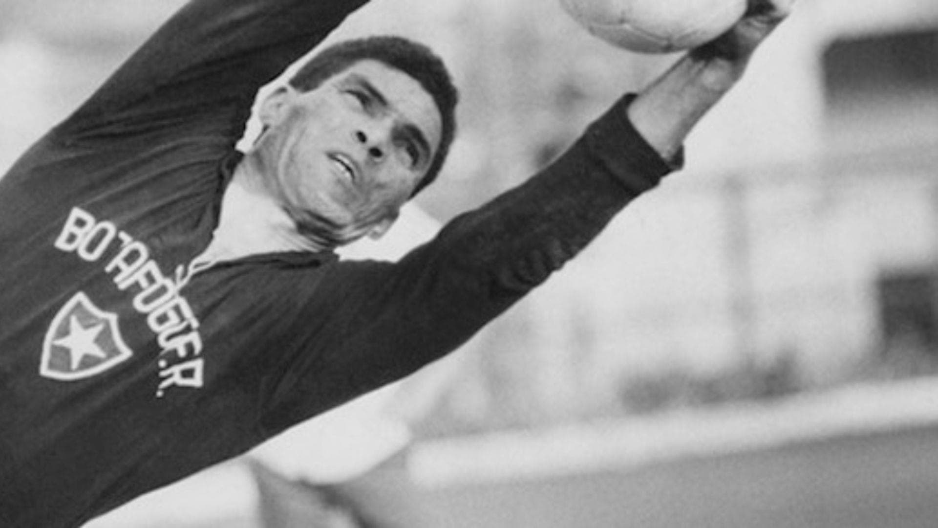 Goleiro Manga em atuação pelo Botafogo