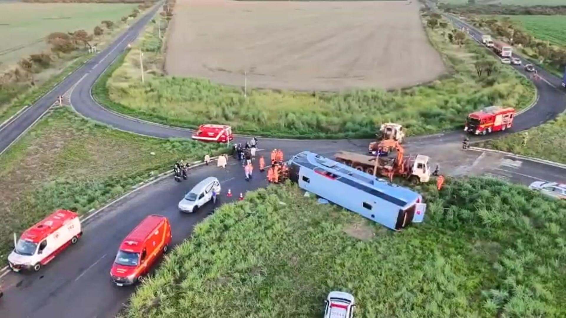 Ônibus tomba em rodovia de Minas Gerais
