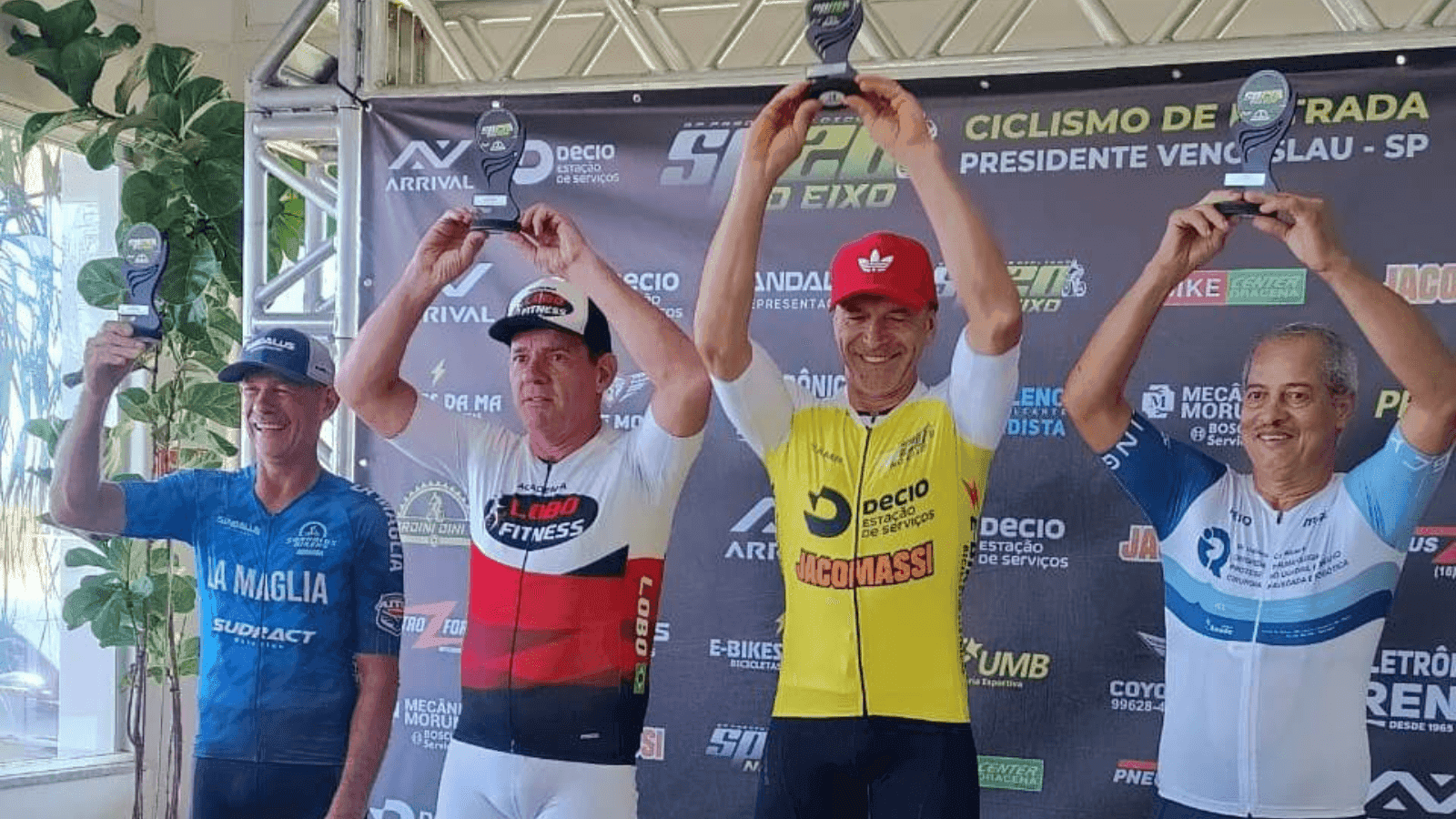 A corrida teve um percurso total de 105 km 