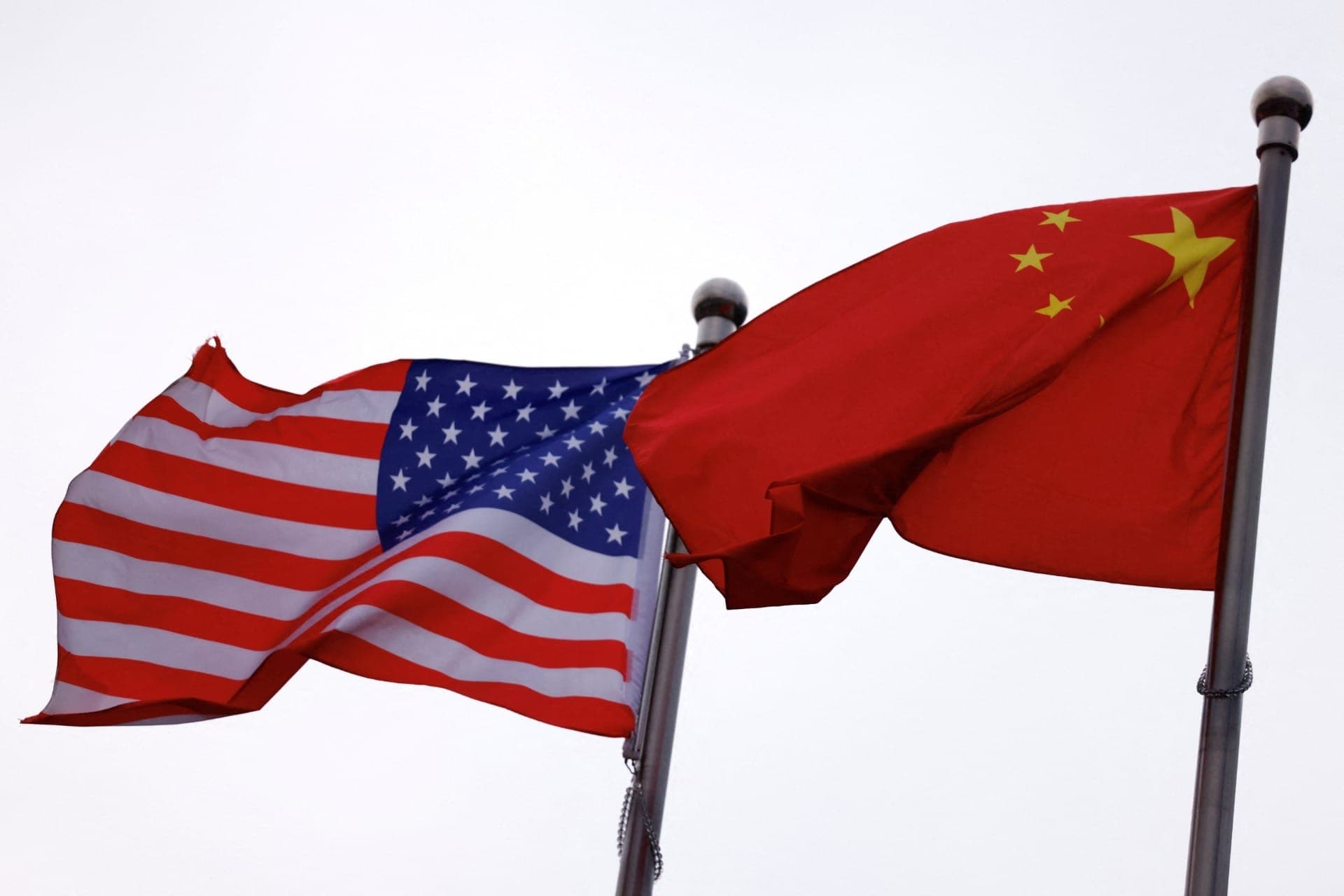 Bandeiras da China e dos Estados Unidos