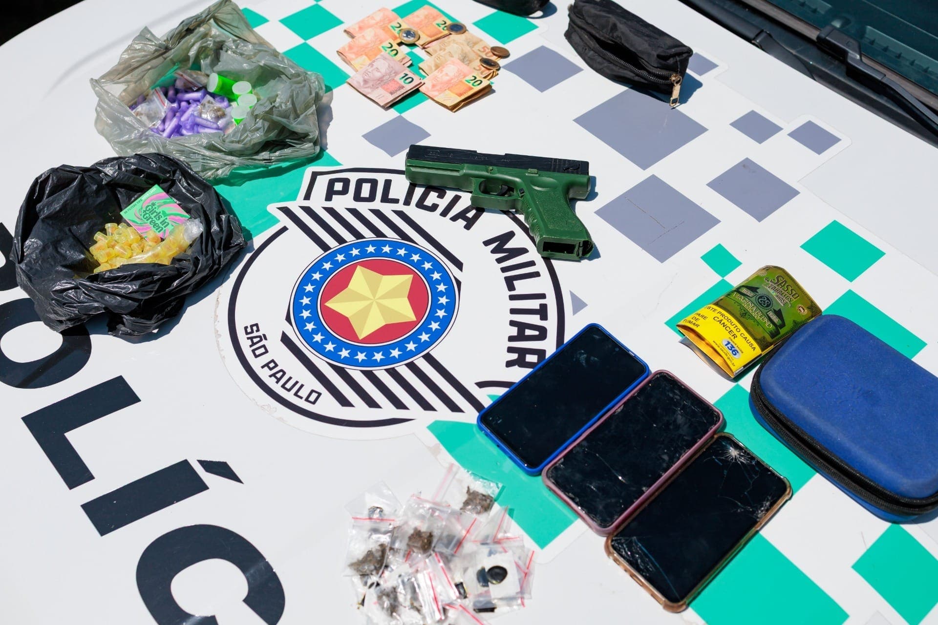 Polícia Ambiental detém cinco pessoas por tráfico de drogas na Vila Sahy, em São Sebastião