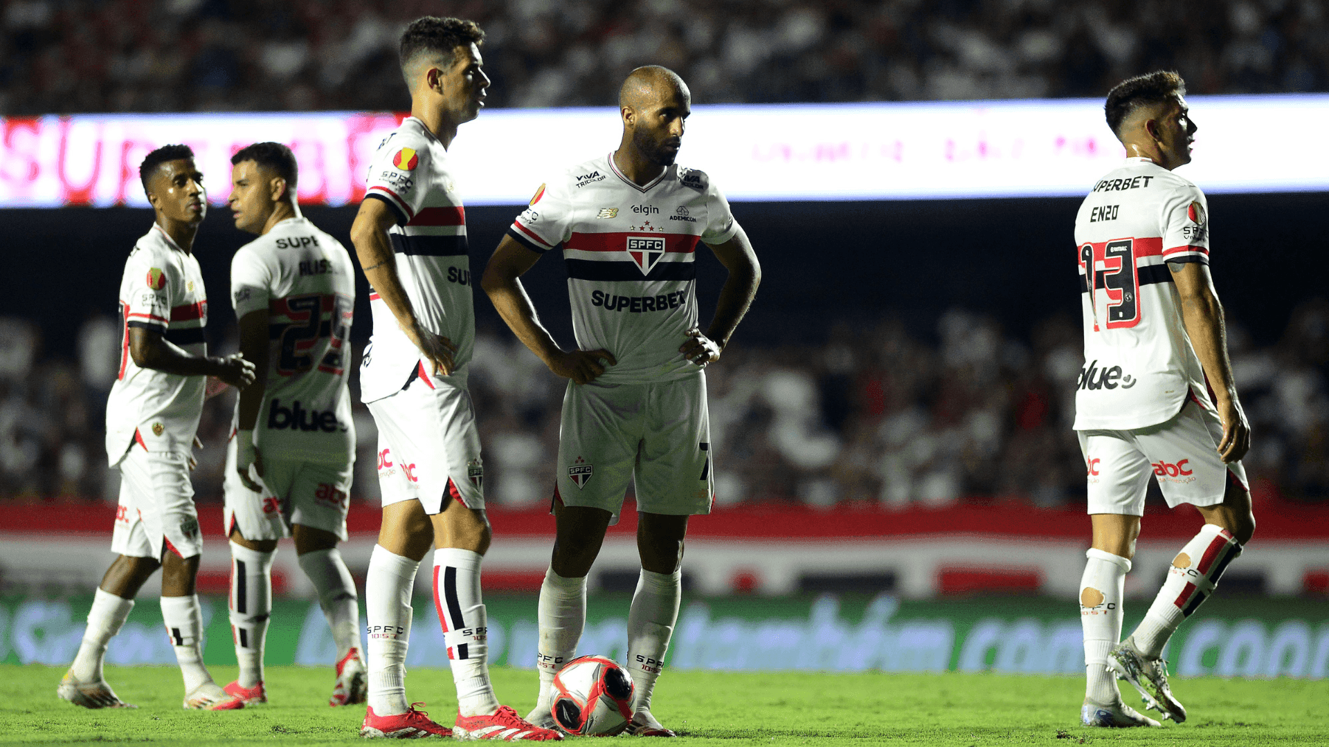 Lucas e Oscar são desfalques no São Paulo