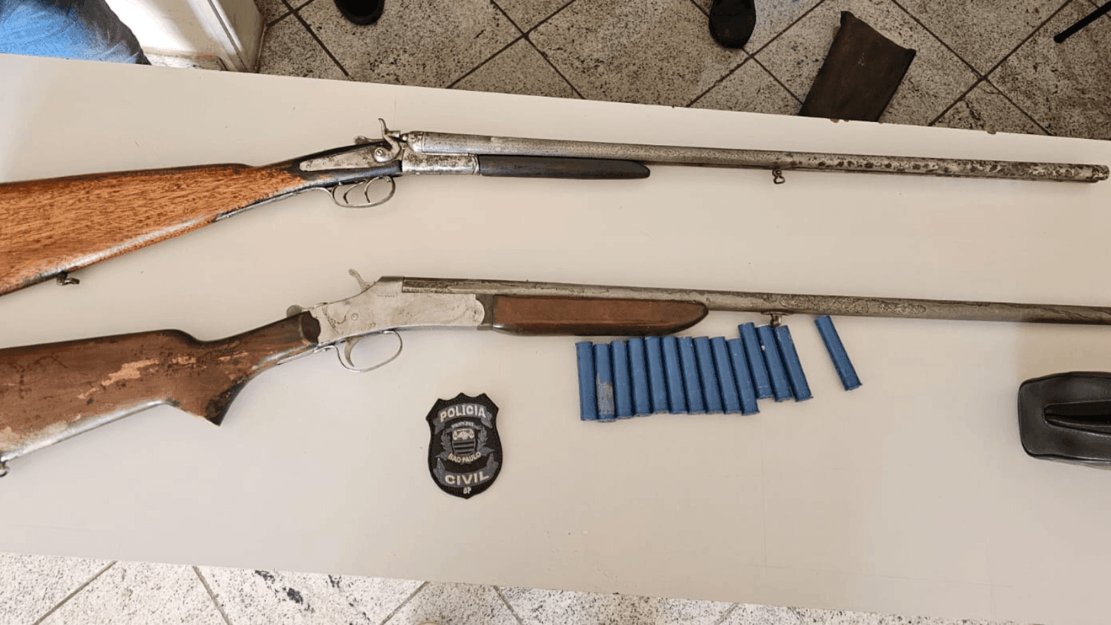 As armas estavam escondidas na casa do suspeito 