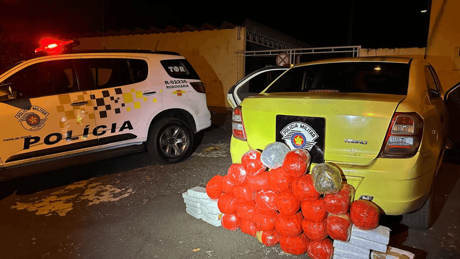 As drogas estavam escondidas dentro do veículo