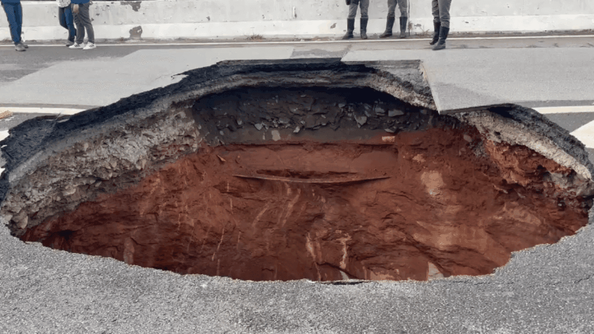 Cratera na Marginal Tietê, em São Paulo