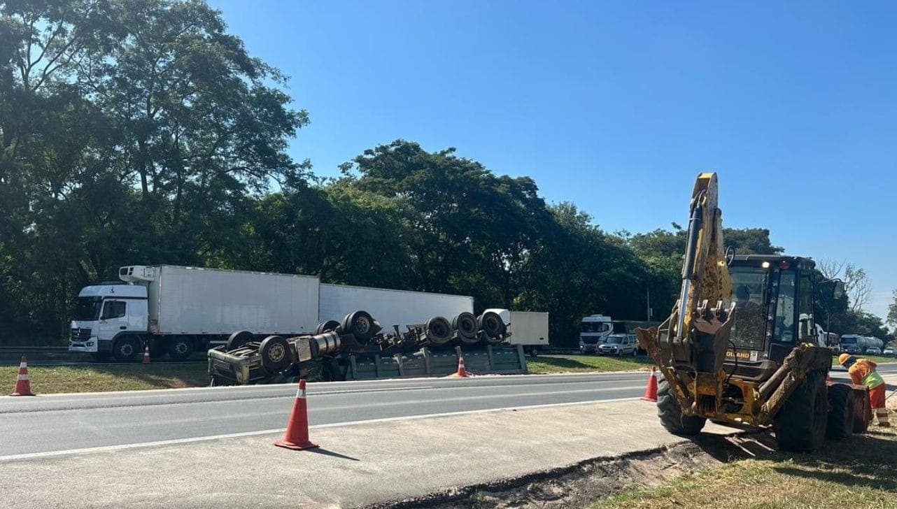 O caminhão segue no acostamento