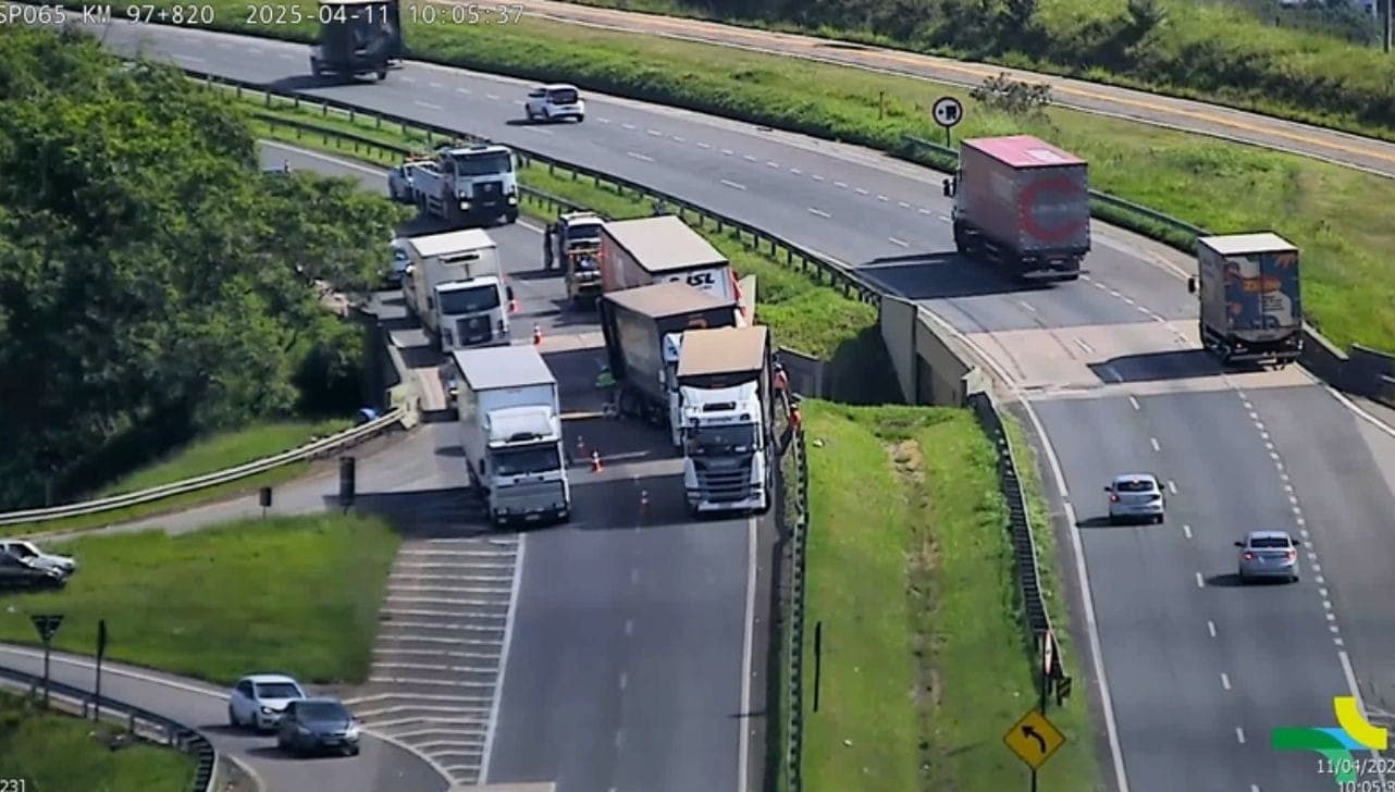  O trânsito flui pelo acostamento 