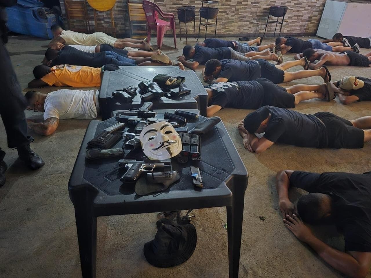 Grupo rendido após abordagem da Polícia Civil