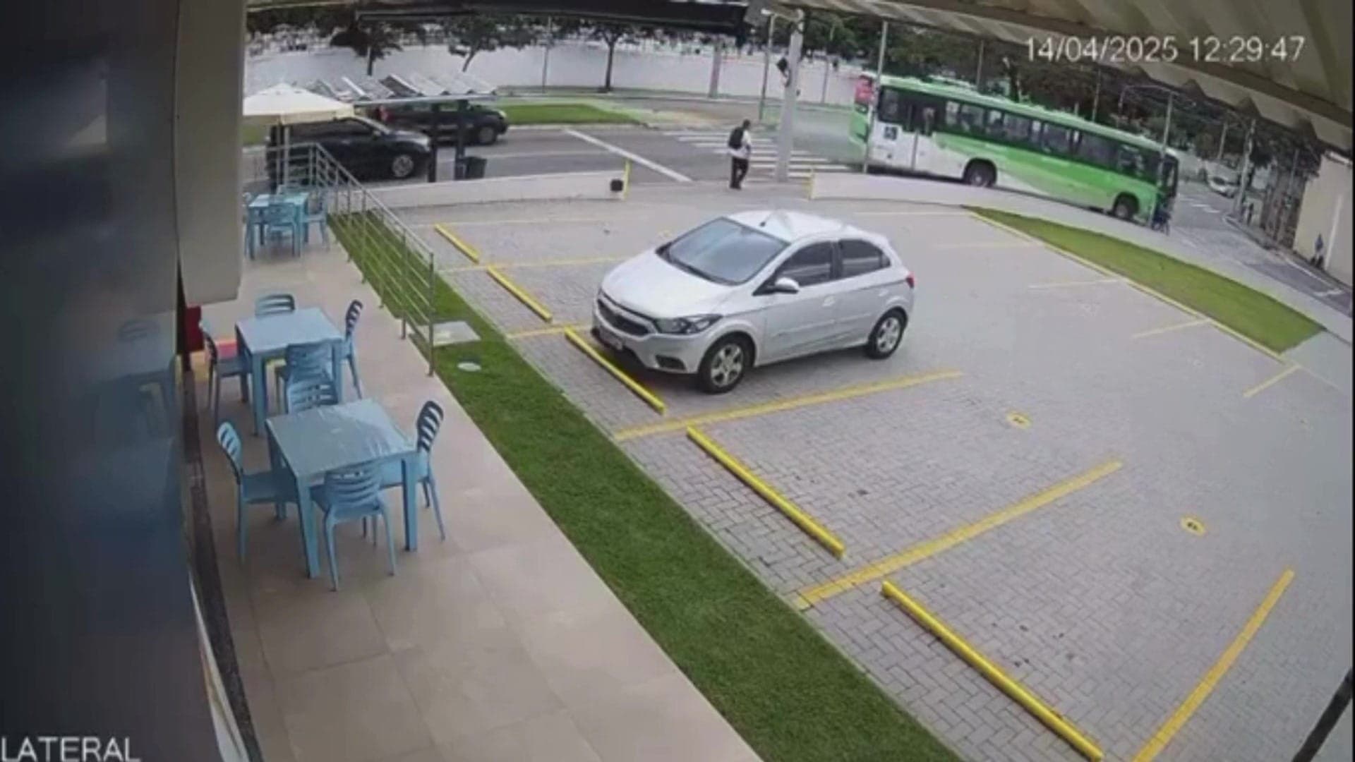 Adolescente é atropelado por ônibus em cruzamento na zona sul de São José dos Campos